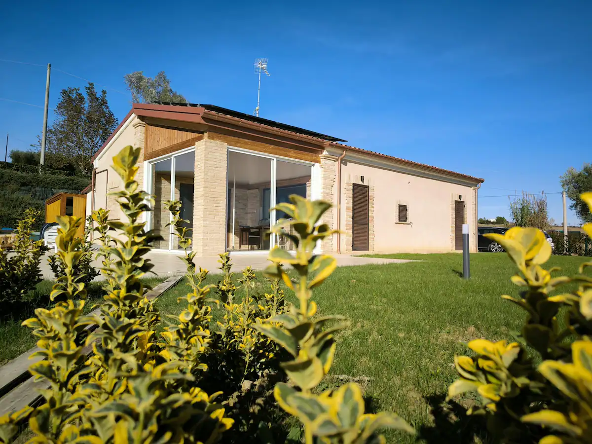 La villa vista dal giardino tra le siepi