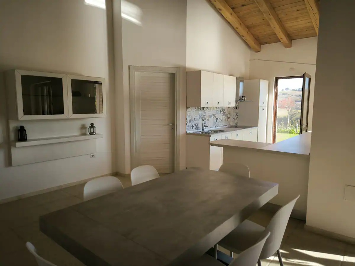 La zona pranzo e la cucina con penisola
