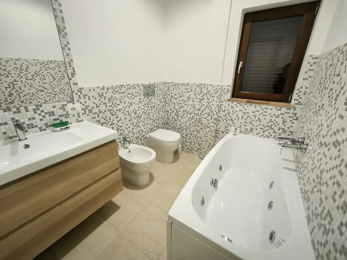Il bagno con mosaico e vasca idromassaggio